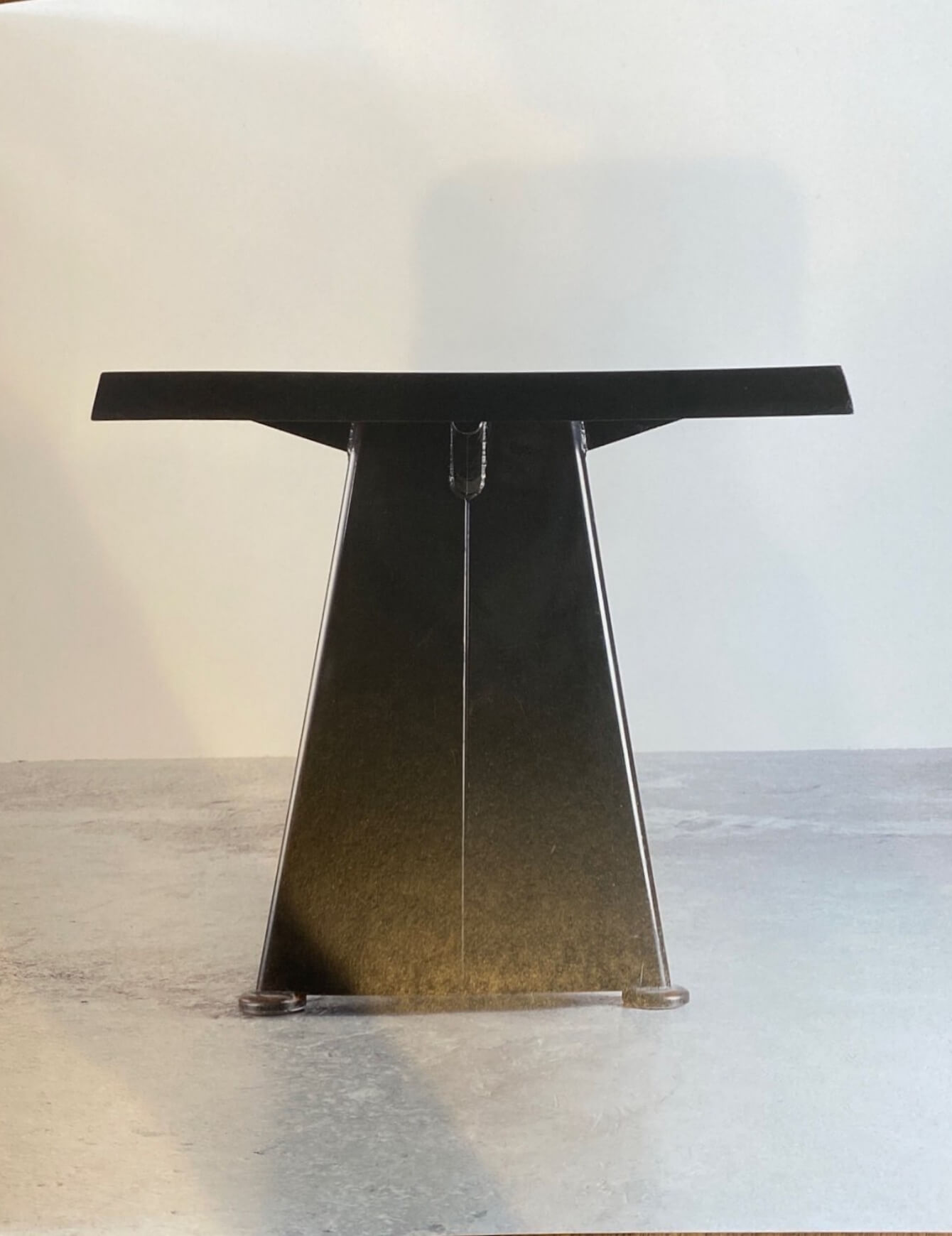 Vitra Trapeze table – Jean Prouvé)