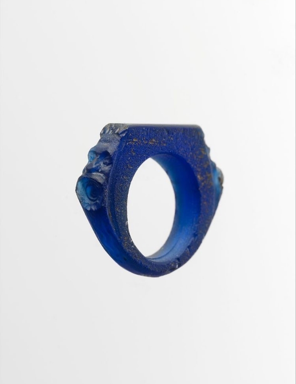 The Met collection. Roman Glass ring