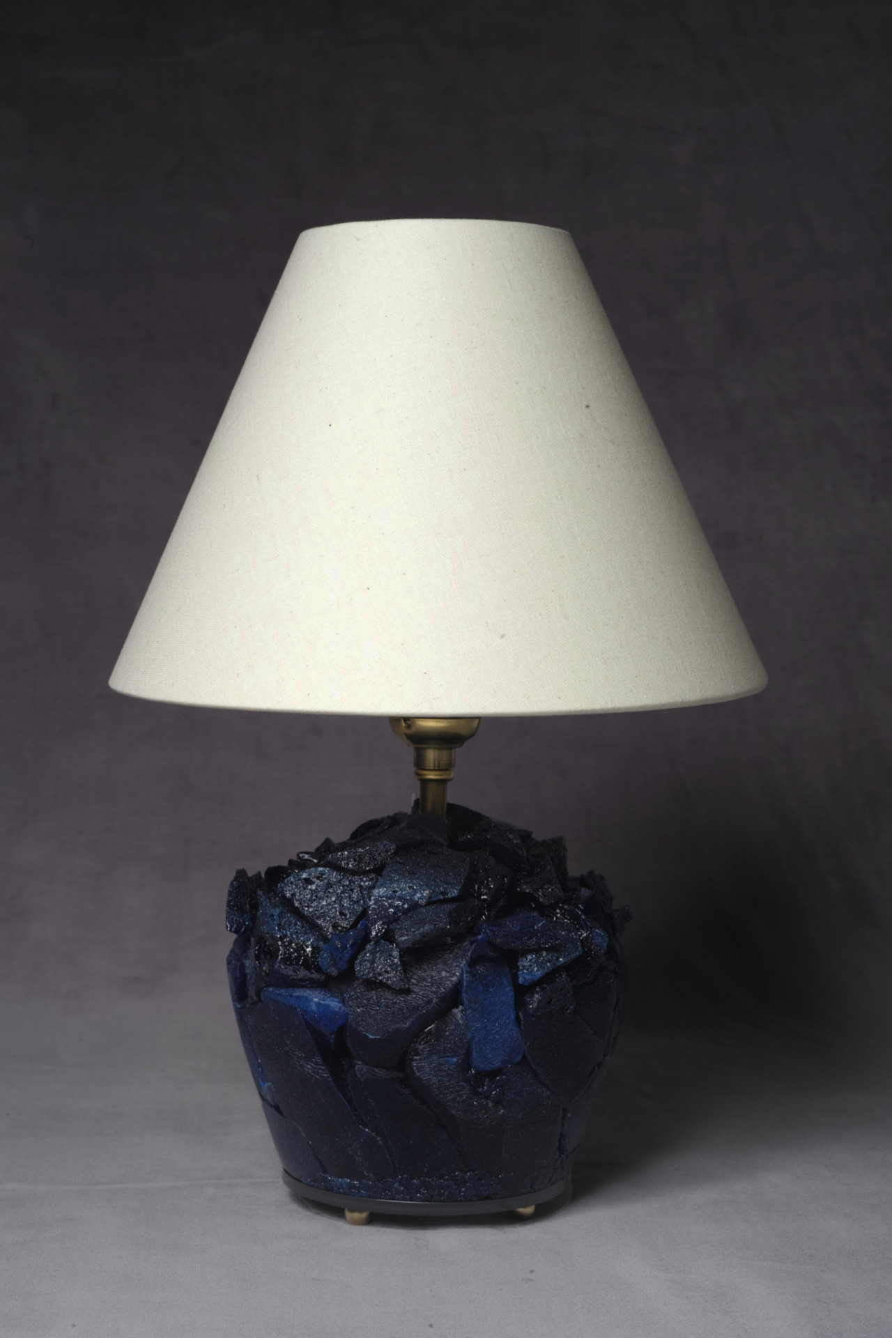 ガラス造形作家の神代良明⽒と共に、 ディープブルーガラスのランプを制作 ―くらしを燈すアート作品—